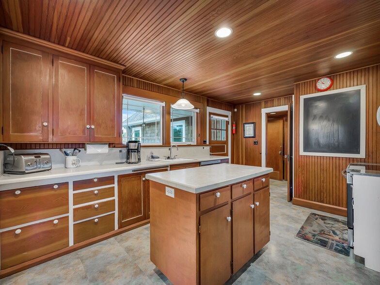 More Photos Of 1021 Promenade, Seaside Specialty For Sale