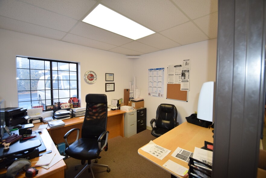 More Photos Of 635 SE Business Way, Bend Showroom For Lease