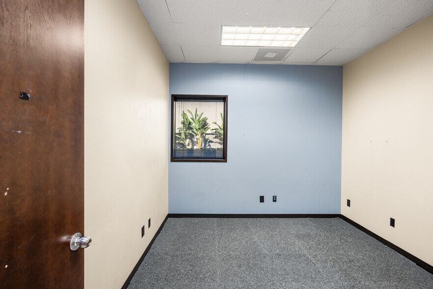 More Photos Of 2525 W Woodland Dr, Anaheim Office For Lease
