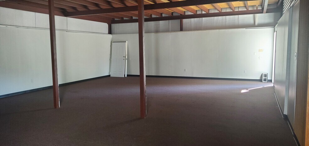 More Photos Of 18610 Tomato St, Spring Showroom For Lease