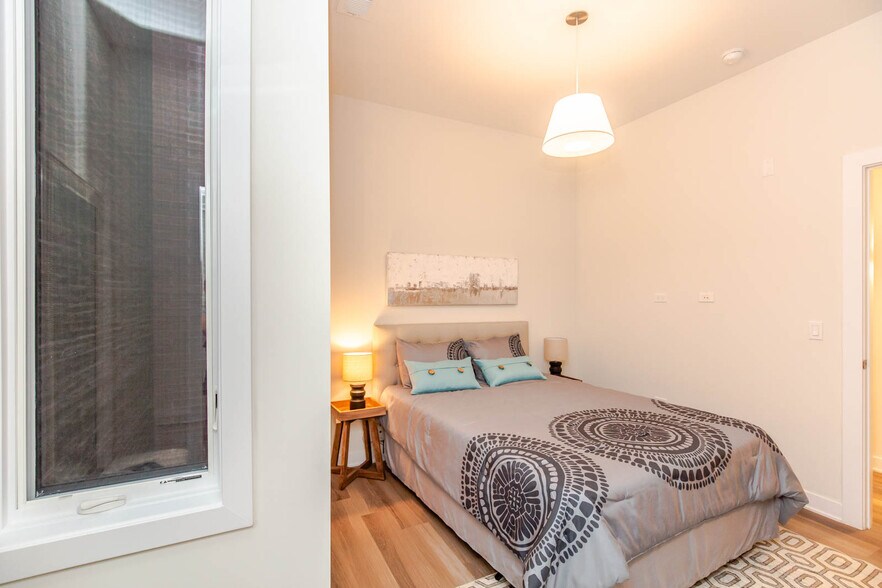 More Photos Of 1553 N Wells St, Chicago Apartments For Sale