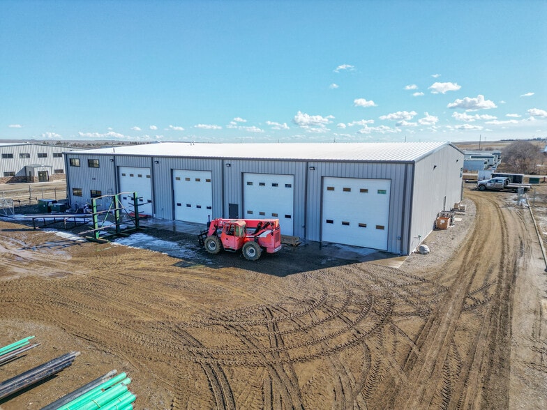 More Photos Of 509 Well St, Williston Warehouse For Lease