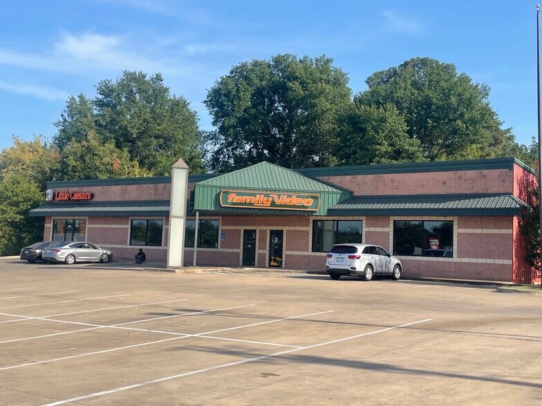 More Photos Of 2010 Lamar Ave, Paris General Retail For Lease