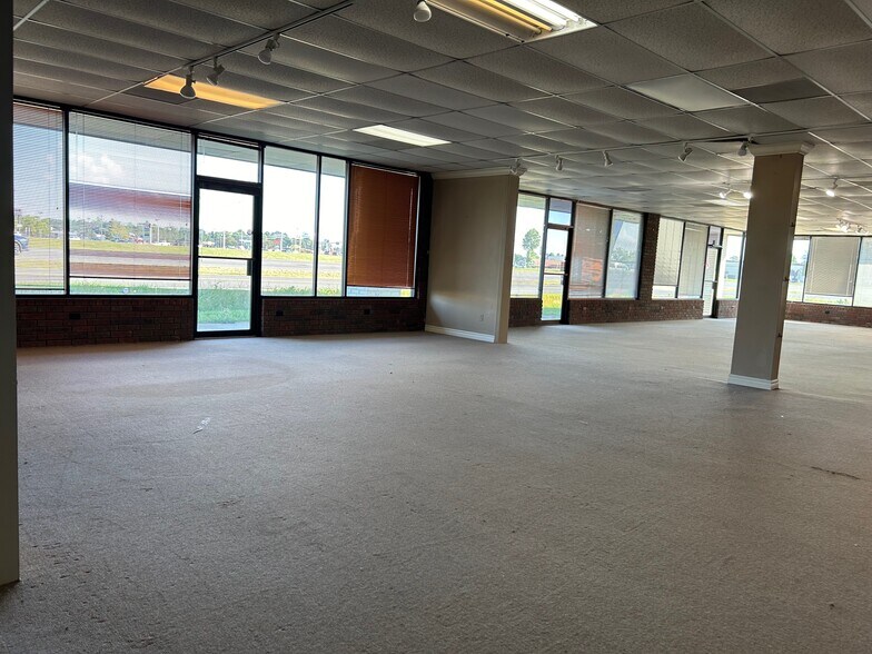 More Photos Of 60 Macarthur Dr, Alexandria Freestanding For Lease