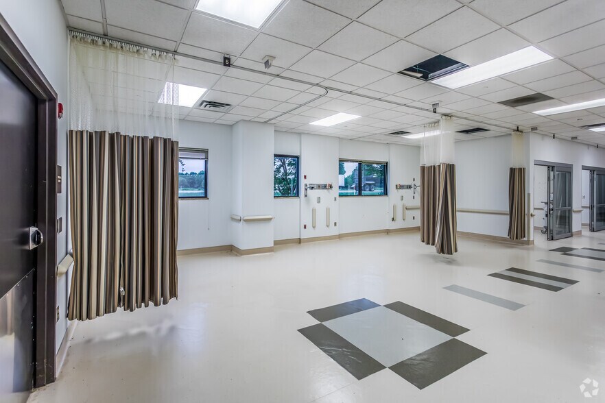 More Photos Of 2596 Interstate 55, Marion Medical For Sale