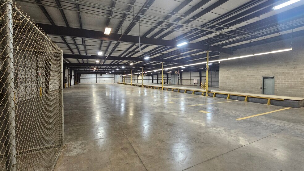 More Photos Of 2701 Southridge Dr, Wichita Falls Distribution For Lease