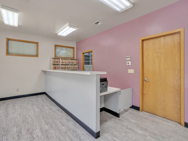 More Photos Of 711 W Main St, Sheridan Veterinarian Kennel For Sale