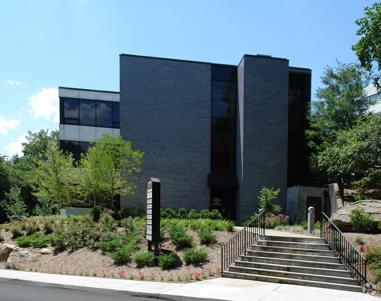 More Photos Of 1 W Red Oak Ln, White Plains Office For Lease