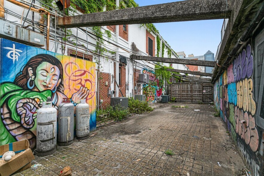 More Photos Of 327-345 E Bay St, Jacksonville Office For Lease