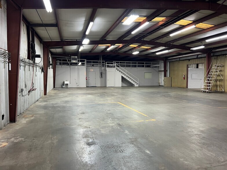 More Photos Of 585 Old Georgia Rd, Moore Warehouse For Lease