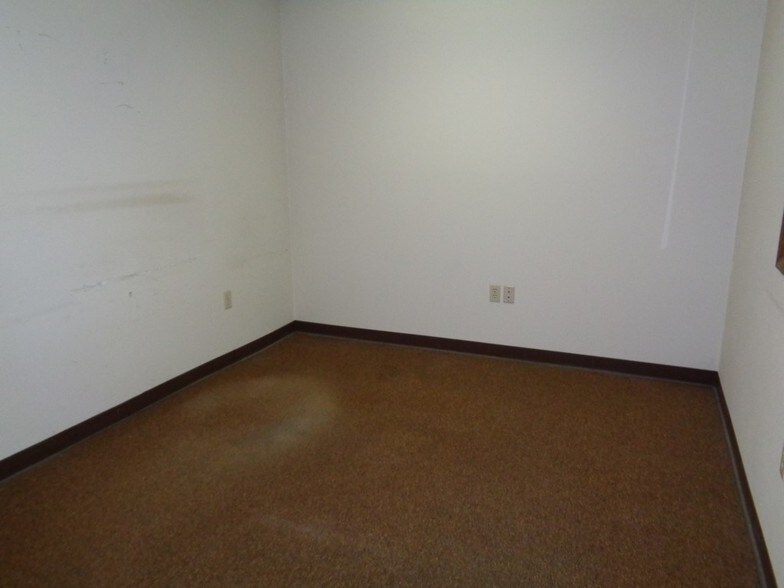 More Photos Of 20-32 Balsam Dr, Millinocket Office Residential For Lease