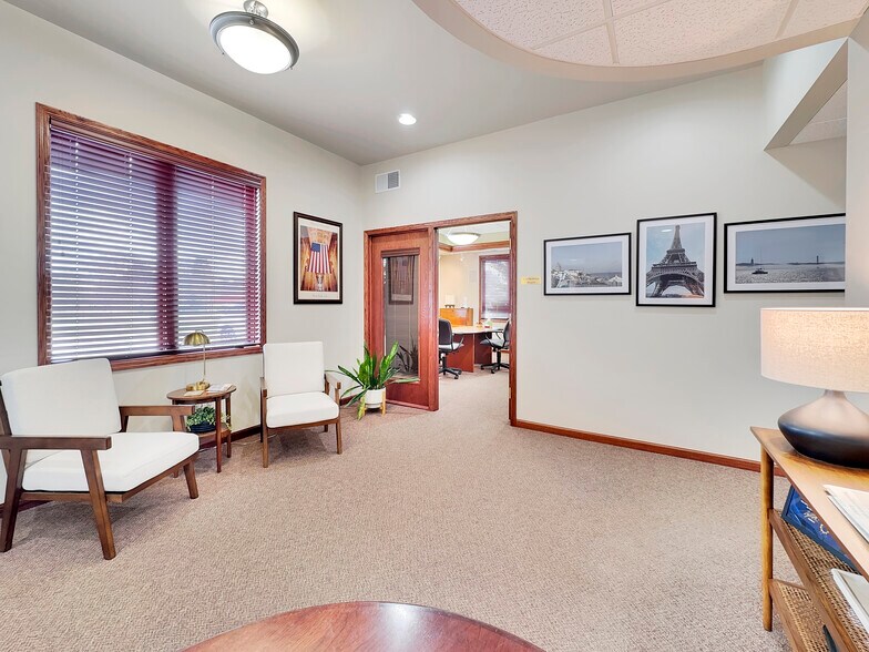 More Photos Of 808 4th St NE, Hampton Office For Sale