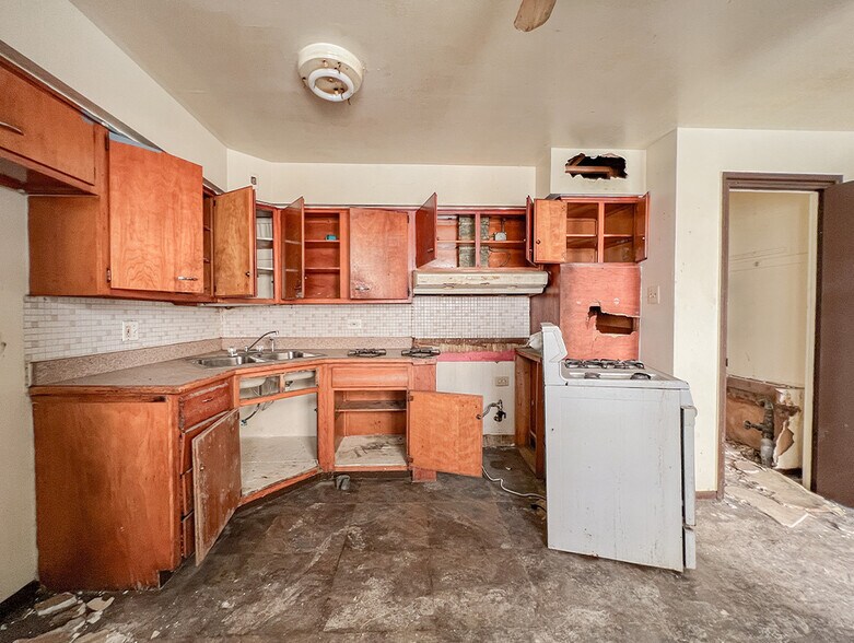More Photos Of 7727 S Colfax Ave, Chicago Apartments For Sale