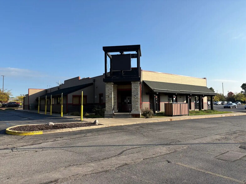 Primary Photo Of 4875 28th St SE, Grand Rapids Restaurant For Lease
