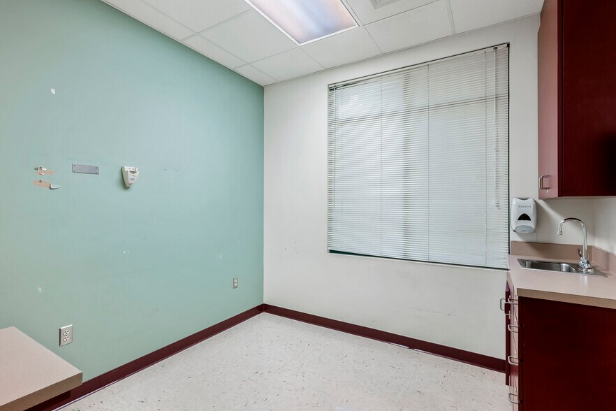 More Photos Of 820 S Illinois Ave, Republic Medical For Sale