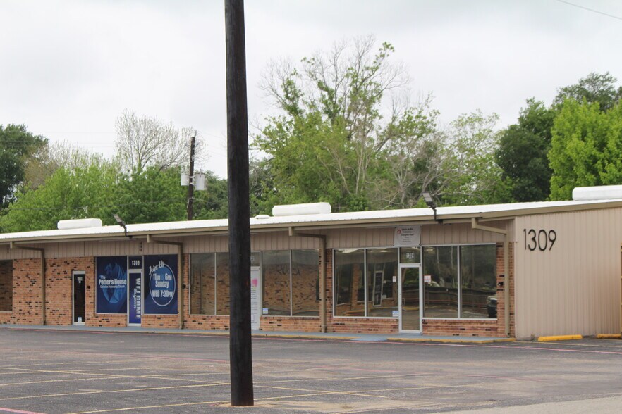 More Photos Of 1301-1309 Sandy Ln, Baytown General Retail For Sale