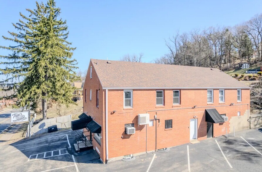 More Photos Of 825 5th Ave, East McKeesport Bar For Lease