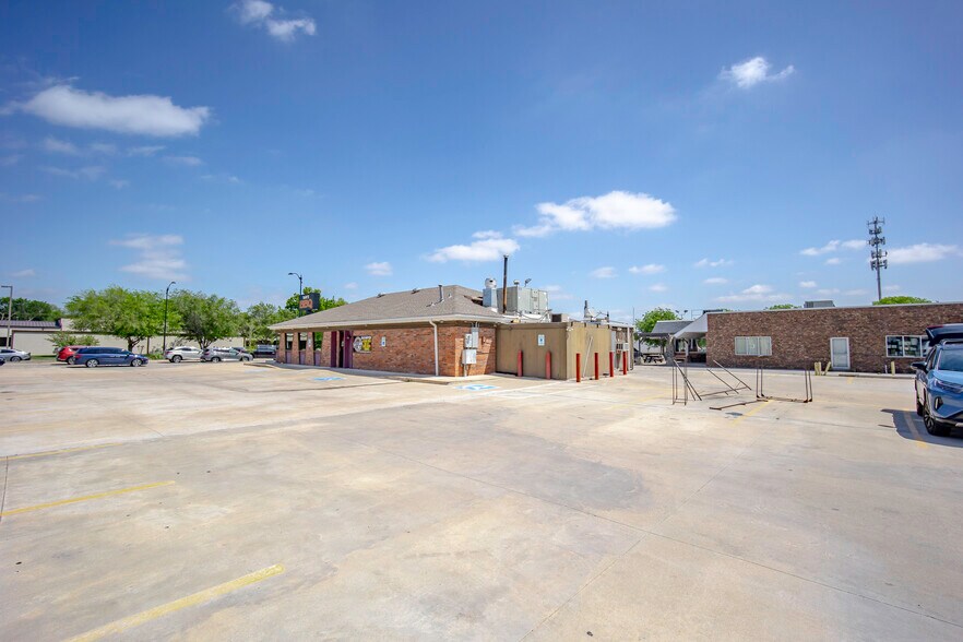 More Photos Of 1514 W Lindsey St, Norman Restaurant For Lease