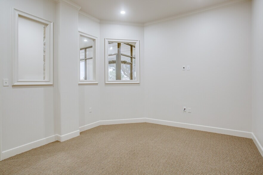 More Photos Of 5760 40th St, Lubbock Office For Lease