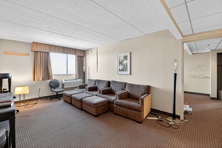 More Photos Of 1550 E Dundee Rd, Palatine Hotel For Sale