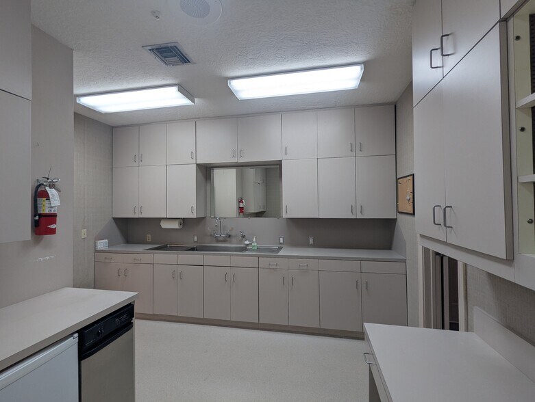More Photos Of 3635 Eastex Fwy, Beaumont Office For Sale