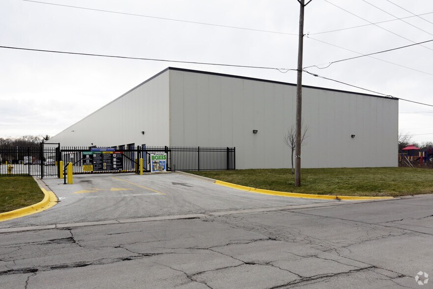 More Photos Of 16650 Albany Ave, Markham Self Storage For Lease