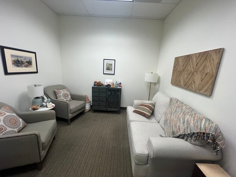 More Photos Of 2040 S Eagle Rd, Meridian Office For Sale