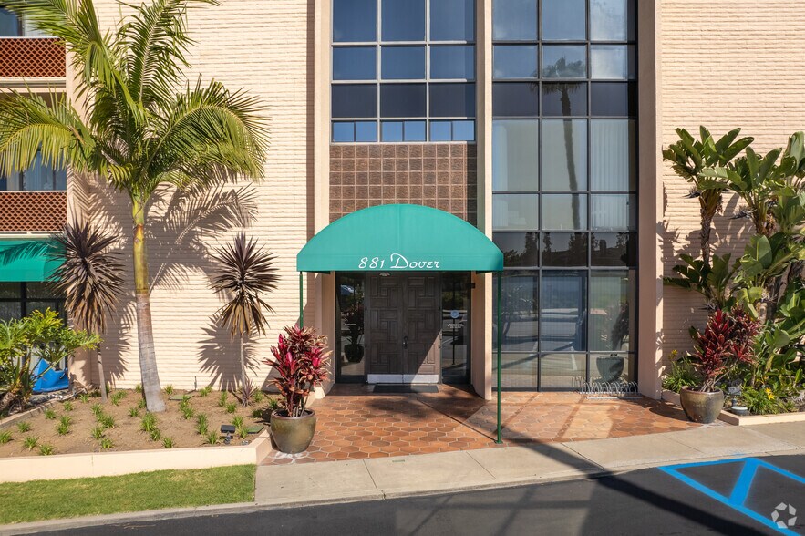 More Photos Of 881 Dover Dr, Newport Beach Medical For Lease
