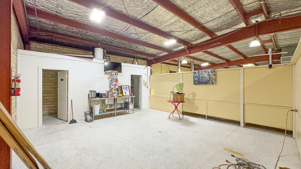 More Photos Of 115 Engel St, Houston Flex For Sale