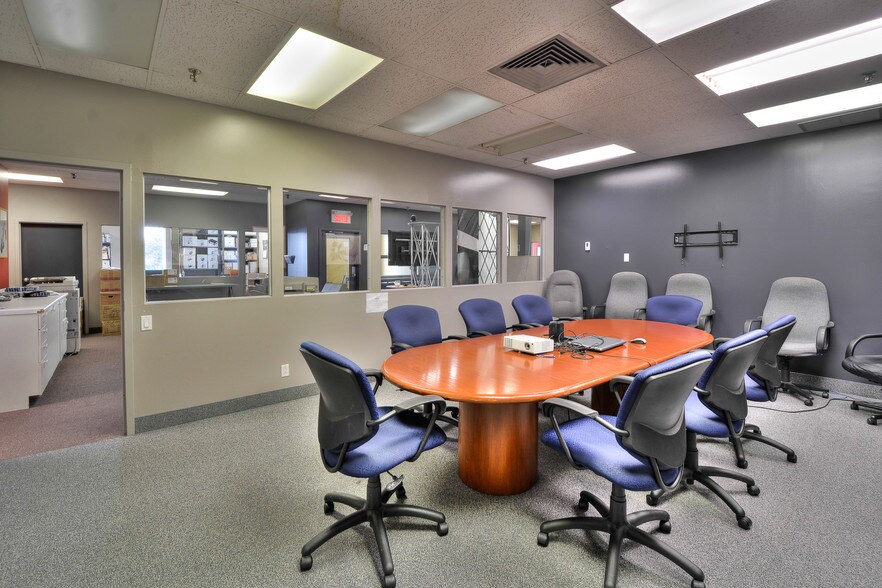 More Photos Of 2396-2400 Rue De La Province, Longueuil Office For Sale