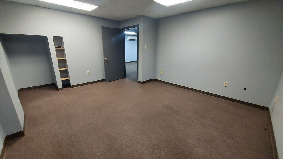 More Photos Of 581 W High St, Pottstown Service For Lease