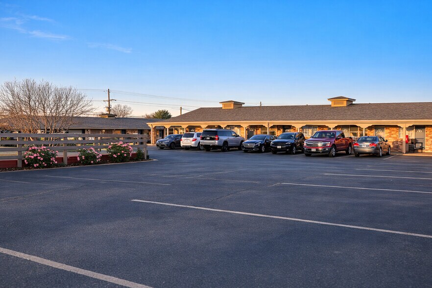 More Photos Of 304 College Ave, Levelland Hotel For Sale