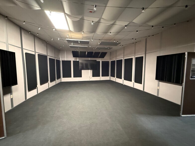 More Photos Of 2636 N Ontario St, Burbank Warehouse For Lease