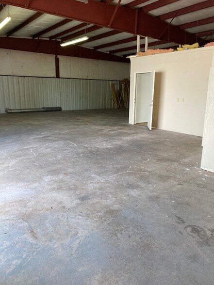 More Photos Of 3222 Bart Conner Dr, Norman Warehouse For Lease