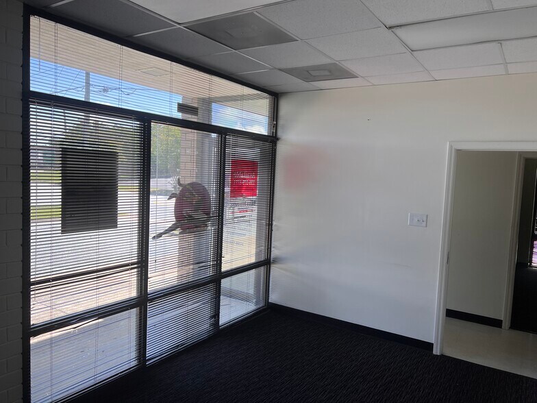 More Photos Of 2906-2924 Baltic Ave, Greensboro Industrial For Lease