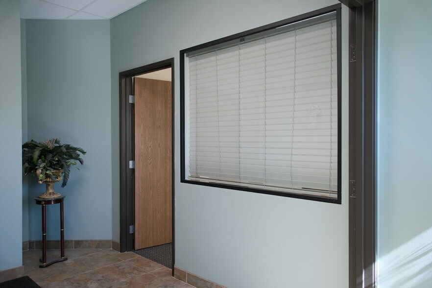 More Photos Of 4517 Market St, Ventura Light Distribution For Lease