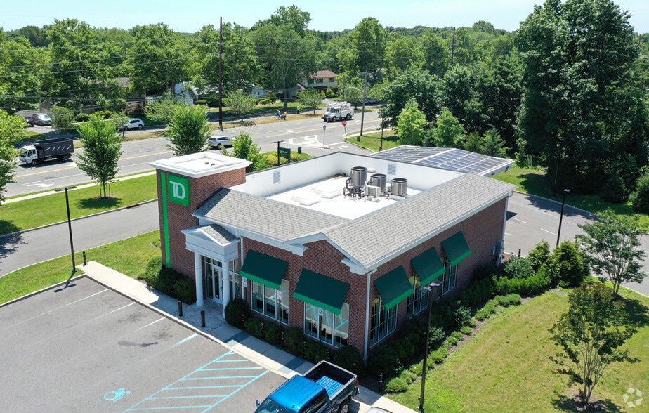More Photos Of 460 Pulaski Rd, Greenlawn Bank For Lease