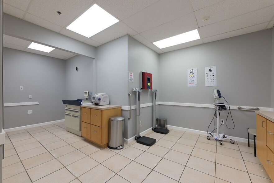 More Photos Of 305 Expressway 83, Mission Medical For Lease