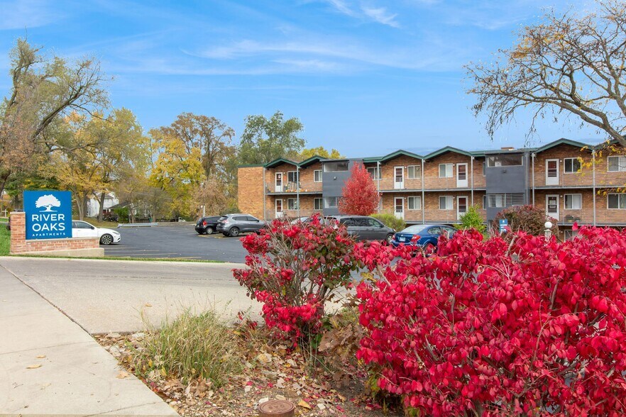 More Photos Of 211 N Lincolnway, North Aurora Apartments For Sale