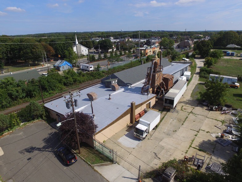 More Photos Of 2 Rossmore Ave, Central Islip Warehouse For Lease