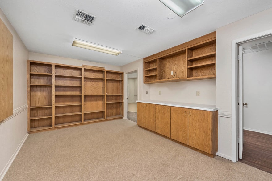 More Photos Of 1803 Greenfield Plz, Bryan Office For Lease