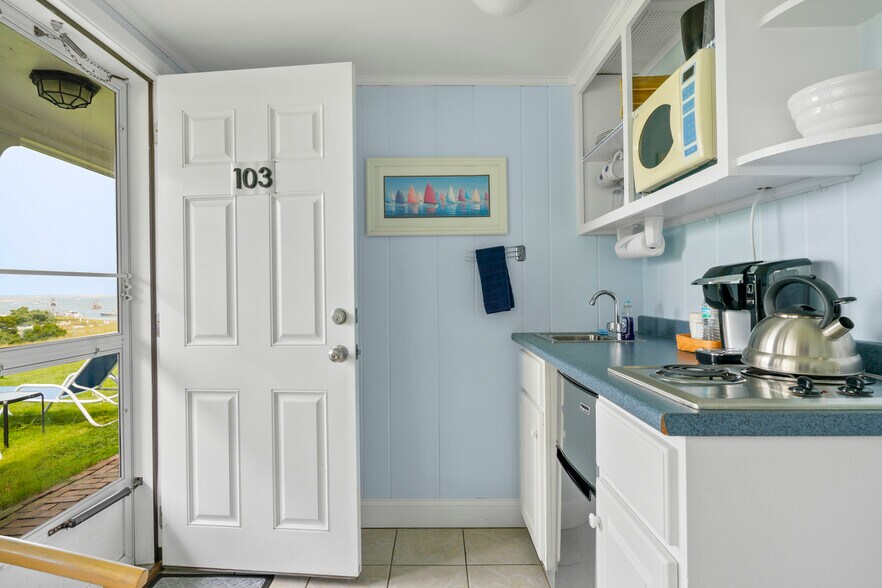 More Photos Of 196 Shore Rd, Chatham Hotel For Sale