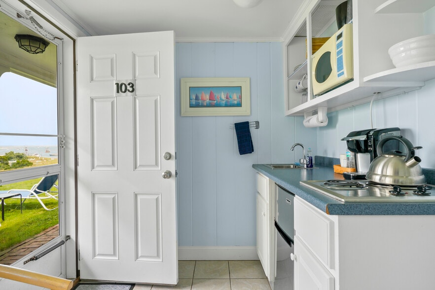 More Photos Of 196 Shore Rd, Chatham Hotel For Sale