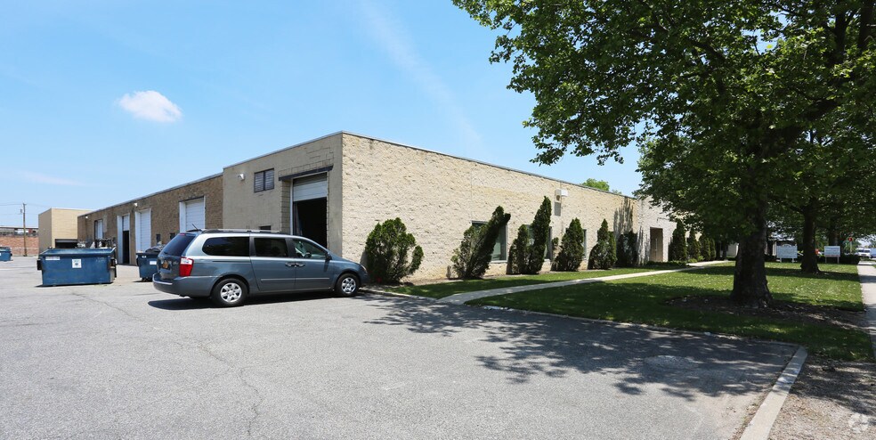 More Photos Of 681 Grand Blvd, Deer Park Warehouse For Lease