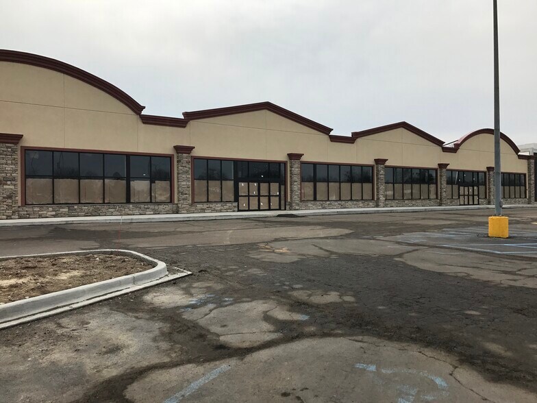 More Photos Of 27313-27419 Telegraph Rd, Flat Rock Freestanding For Lease