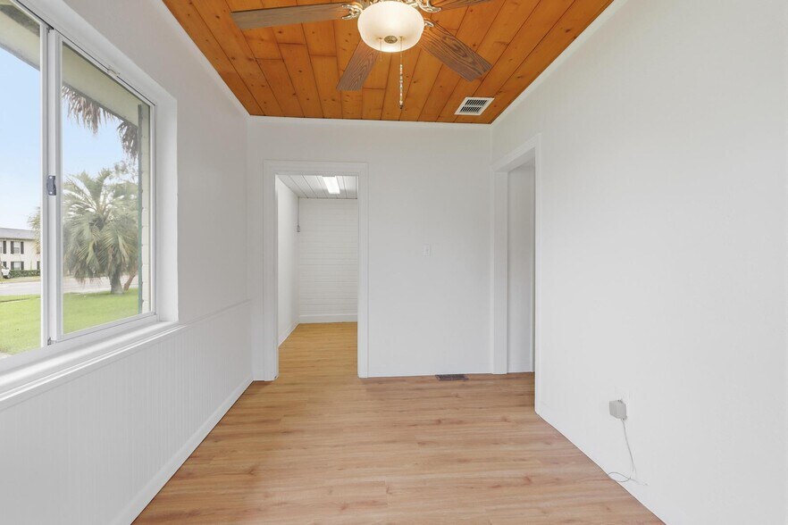 More Photos Of 901 W New York Ave, Deland Office For Lease