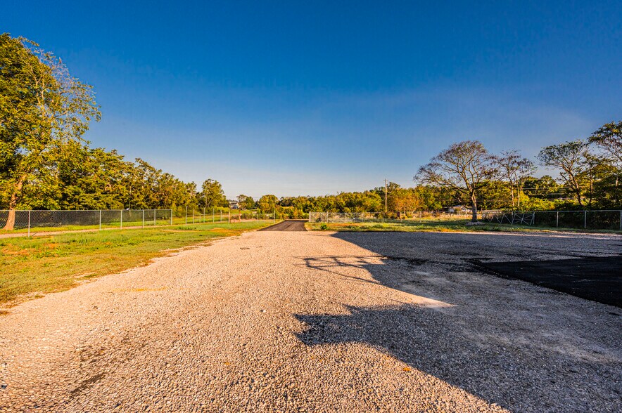 More Photos Of 923 Glen Lily Rd, Bowling Green Office For Sale