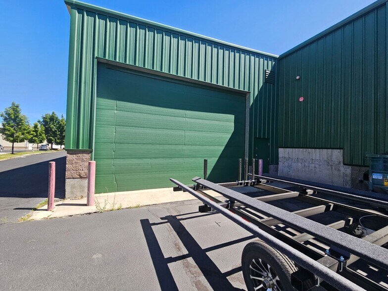 More Photos Of 273 SE 9th St, Bend Distribution For Lease