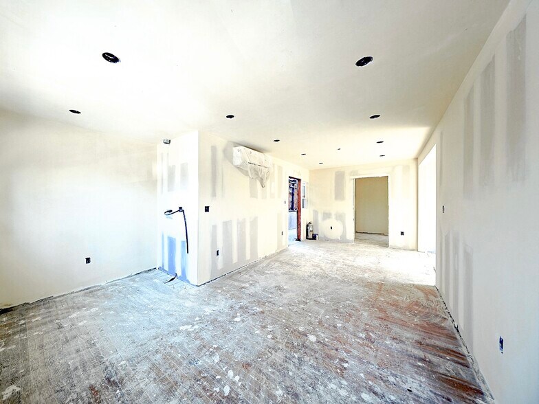 More Photos Of 14426 Friar St, Van Nuys Storefront For Sale