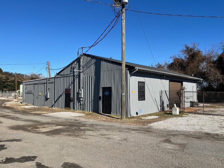 Primary Photo Of 7726 Warwick Blvd, Newport News Warehouse For Lease